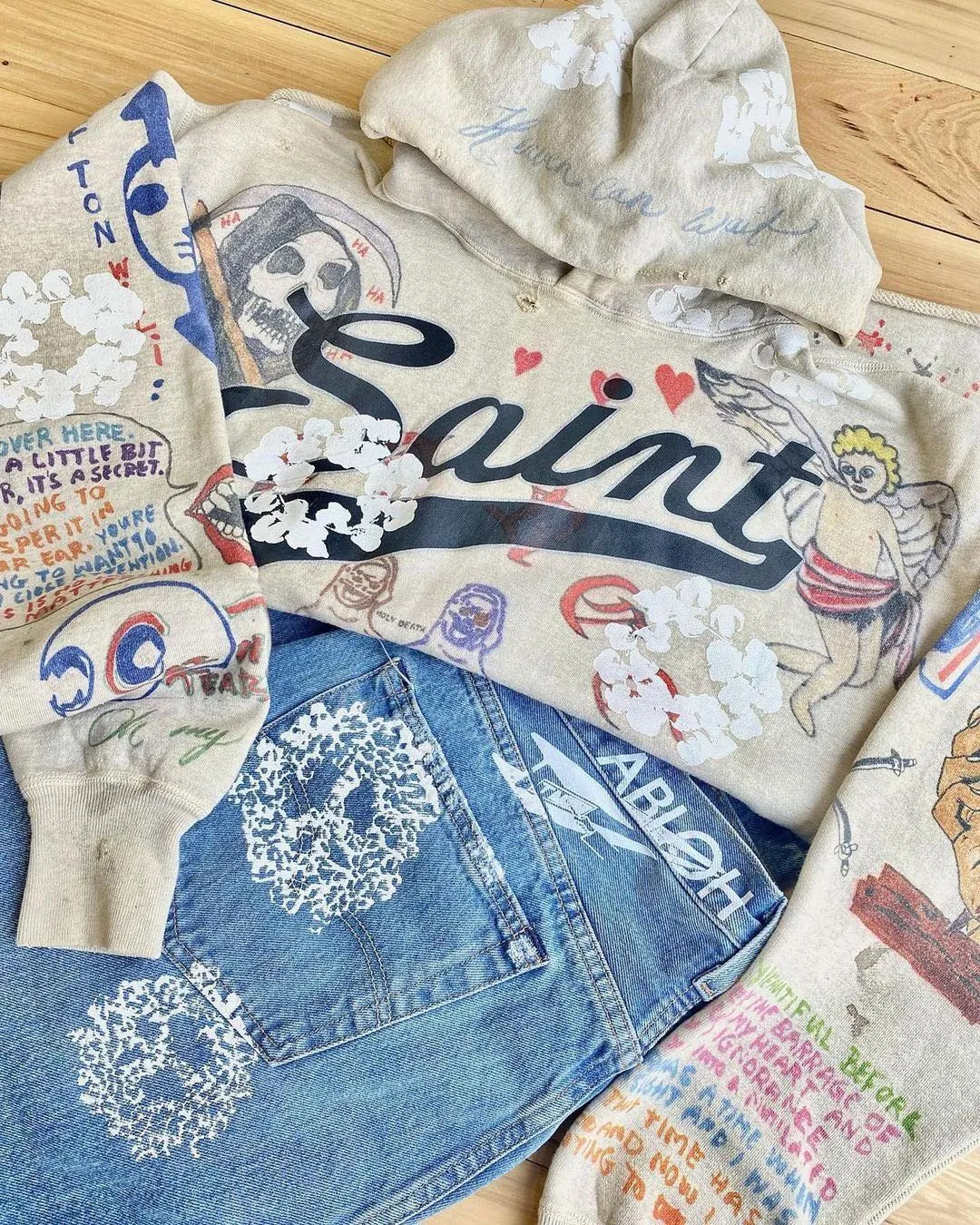 DENIM TEARS × ©SAINT M×××××× "SAINT TEARS" Graffiti Hoodie Joint Model Cotton Graffiti Hoodie Fully Printed Washed Distressed Holes Vintage Sweatshirt Gray S-XL Super Heavy Duty! The whole piece is printed with 35 screens and counterpoint printing!